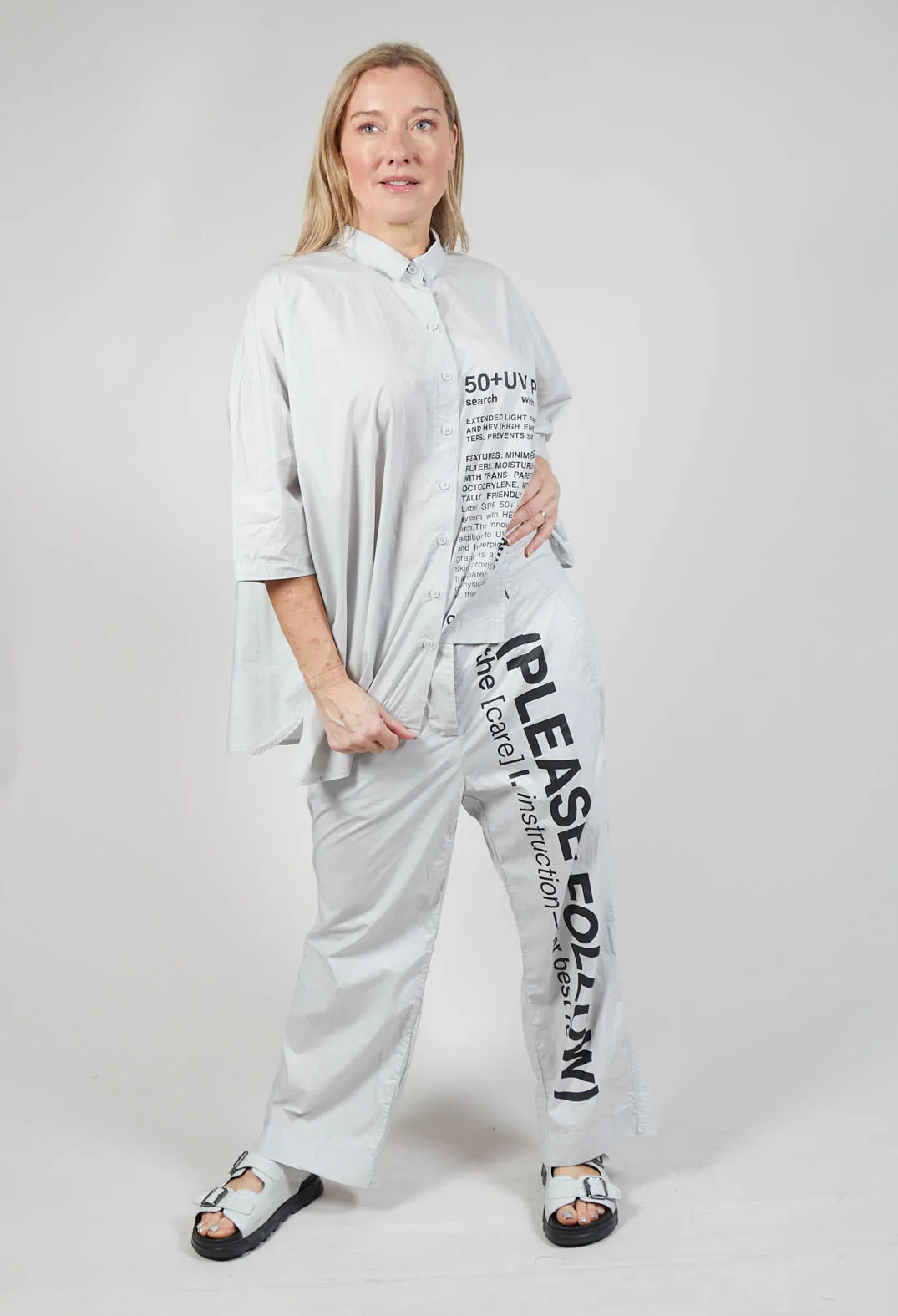 Wide Leg Trousers with Lettering Motif in Grey Print